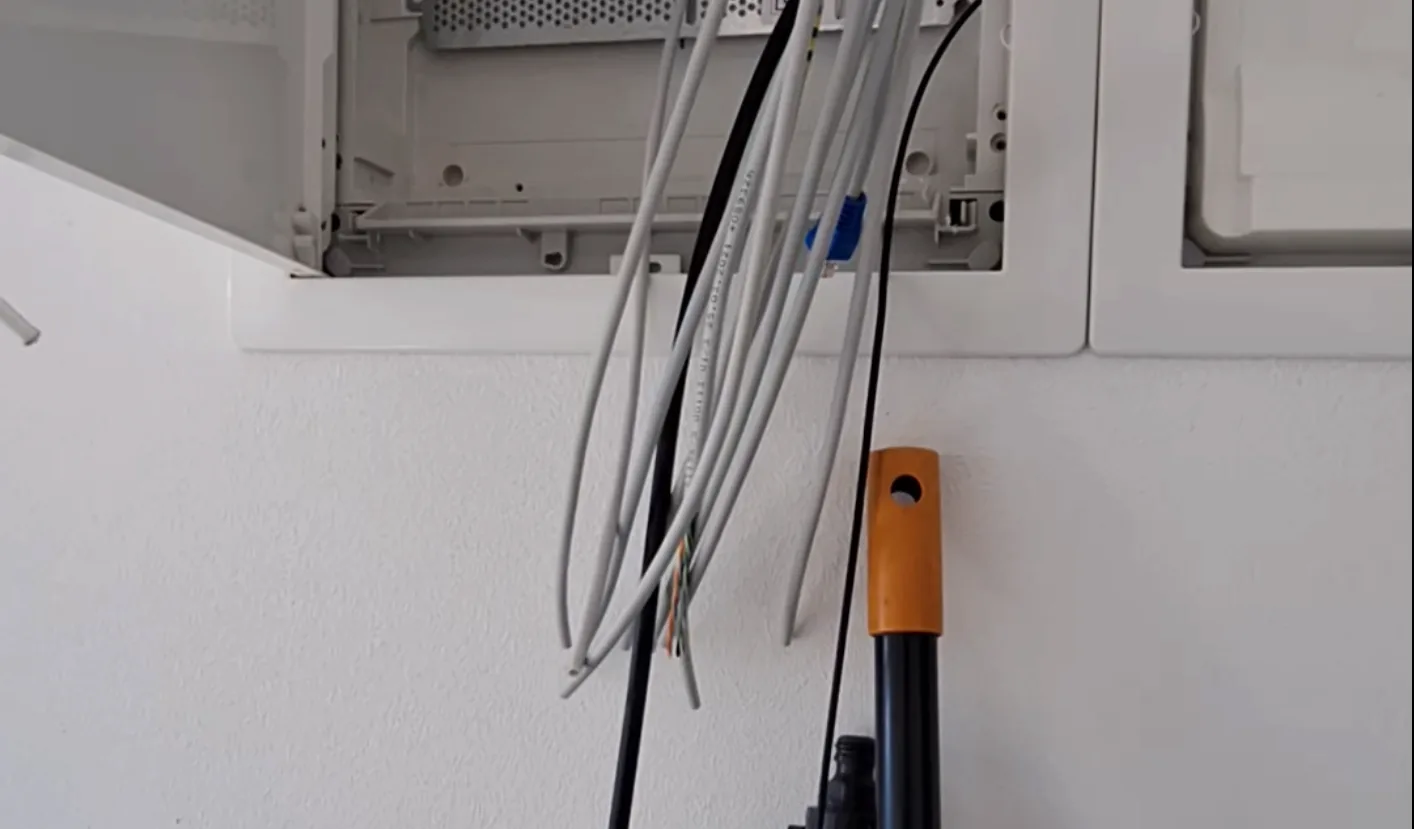 Niezarobione przewody skrętki zwisające z domowej szafki multimedialnej