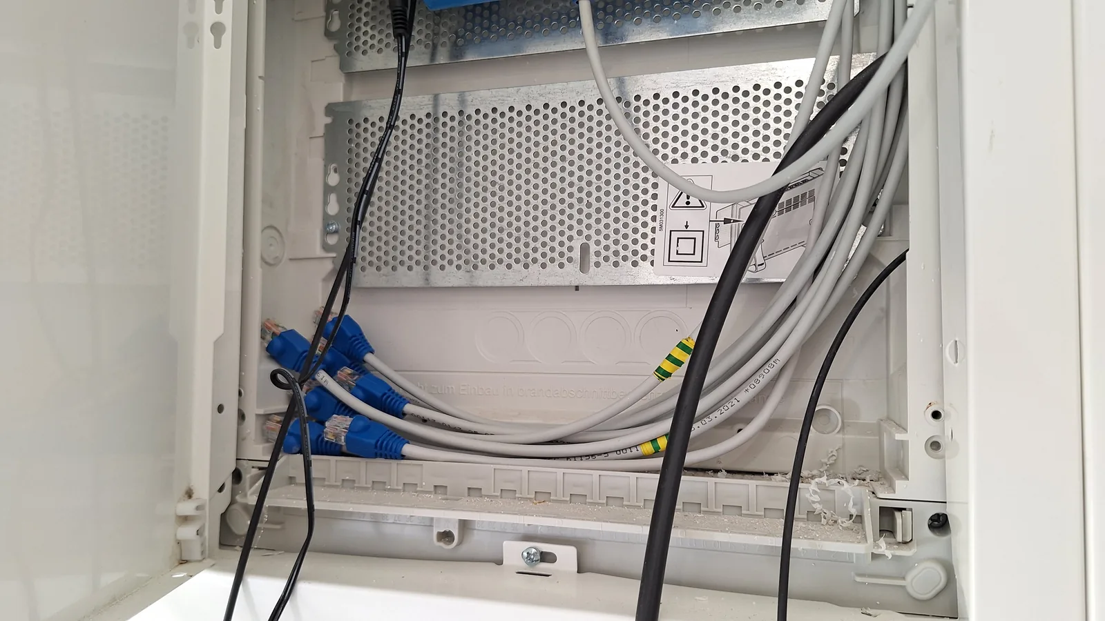 Zarobione wtyki RJ45 w domowej szafce sieciowej